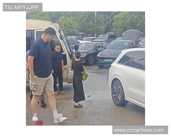 姚明驾驶豪车出行引关注粉丝纷纷点赞展现明星风采